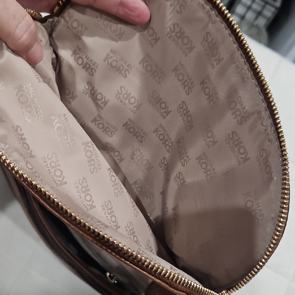 Michael Kors Tan Leather Shoulder Bag with Gold Accents - Picture 5 of 16